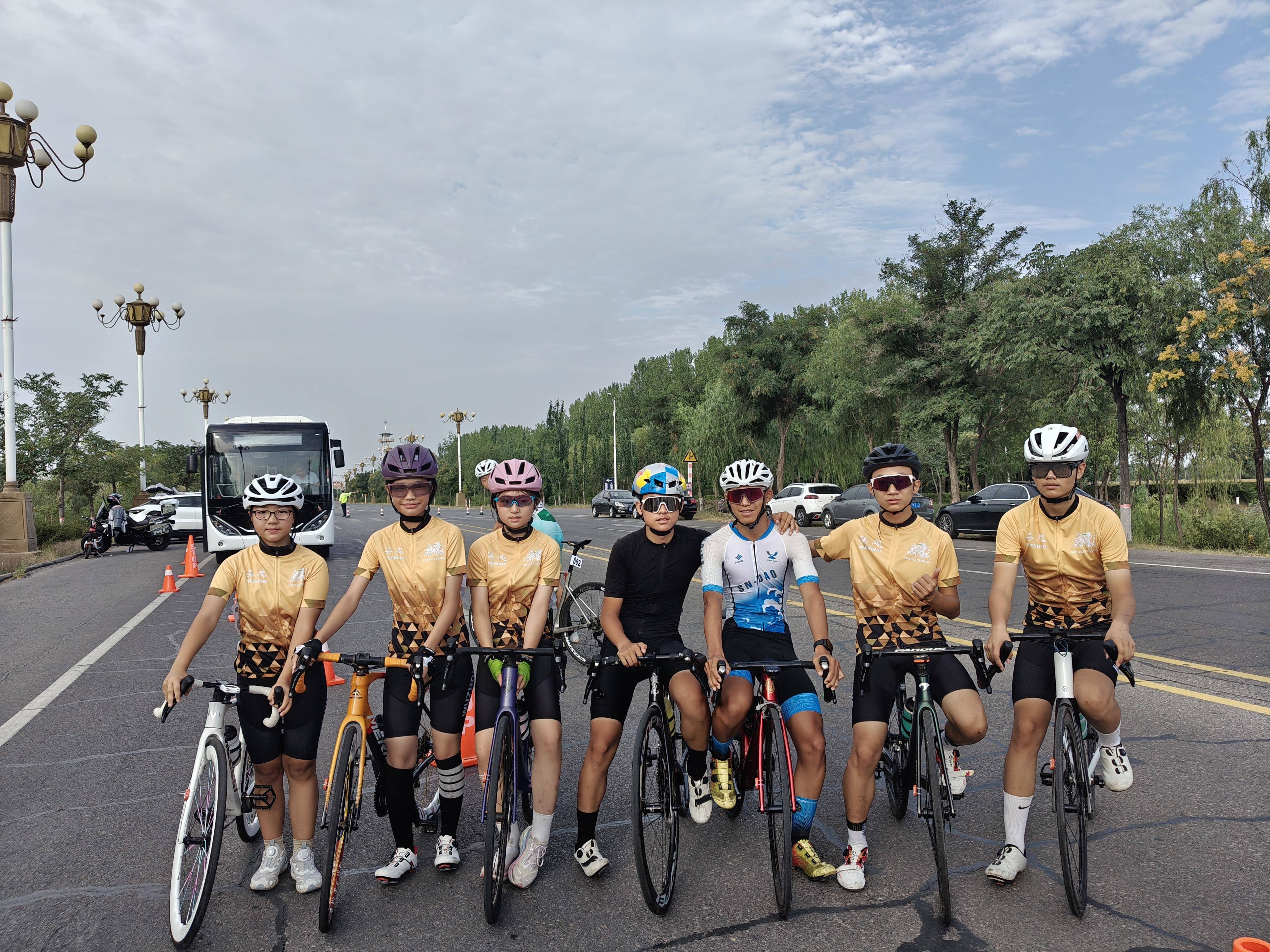 吴忠市代表队斩获2金2银2铜！2024年全区青少年公路自行车锦标赛圆满结束(图1)