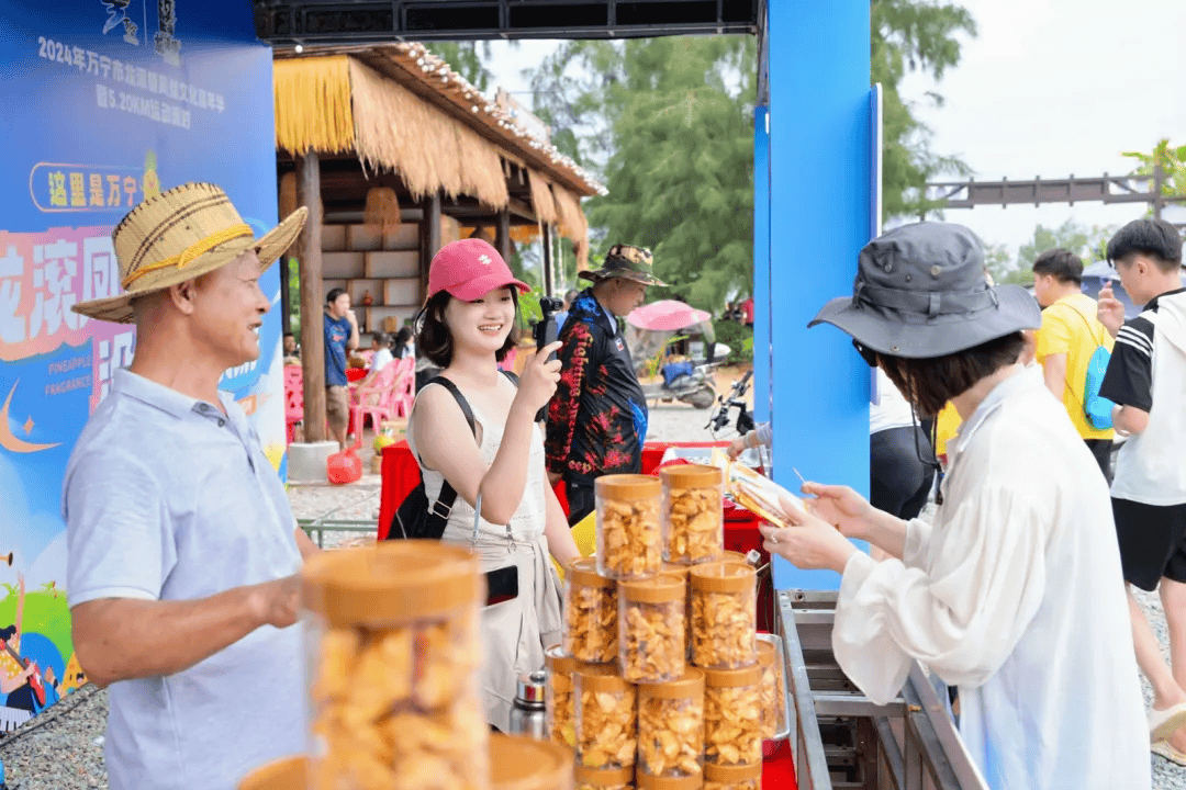 骑行、市集、桨板、音乐……2024年万宁市龙滚镇凤梨文化嘉年华启幕(图3)