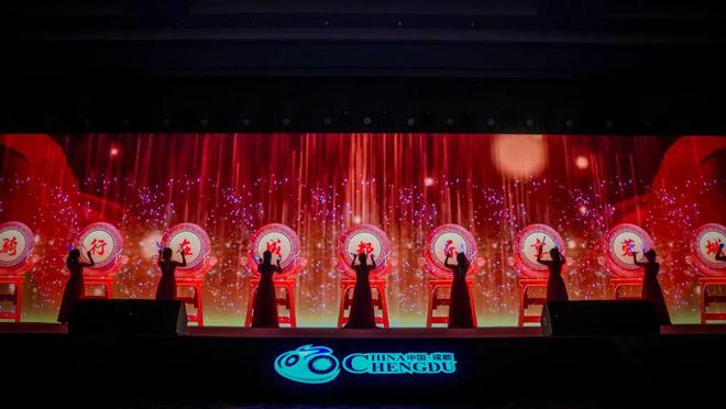 完美收官！2024中国·成都天府绿道国际自行车赛闭幕晚宴隆重举行(图1)