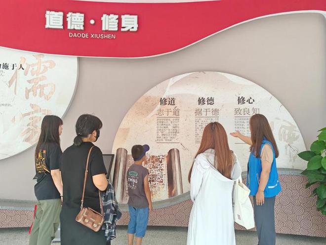 济宁任城区古槐街道关帝庙社区“黄河大集”暨参观道德模范先进事迹(图1)