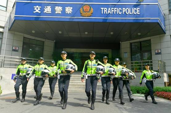 酷暑中背10多斤装备骑600斤摩托巡逻……北京女警铁骑又添新“警花”(图1)