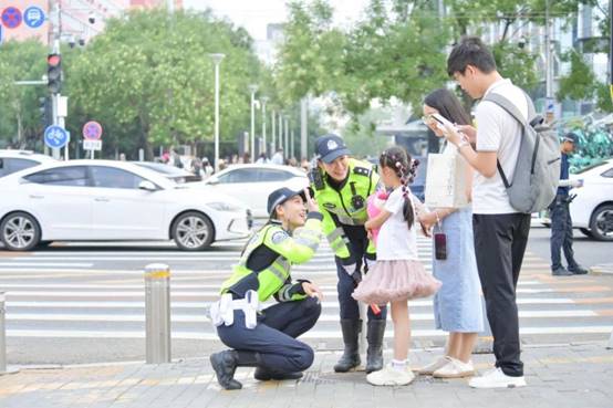 酷暑中背10多斤装备骑600斤摩托巡逻……北京女警铁骑又添新“警花”(图4)