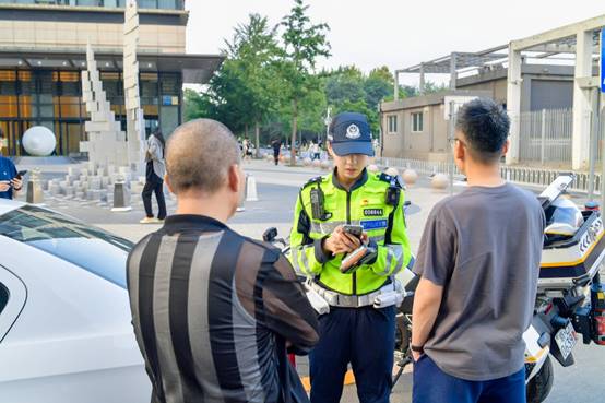 酷暑中背10多斤装备骑600斤摩托巡逻……北京女警铁骑又添新“警花”(图3)