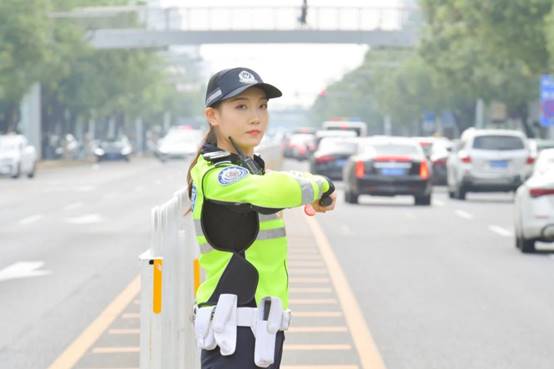 酷暑中背10多斤装备骑600斤摩托巡逻……北京女警铁骑又添新“警花”(图6)