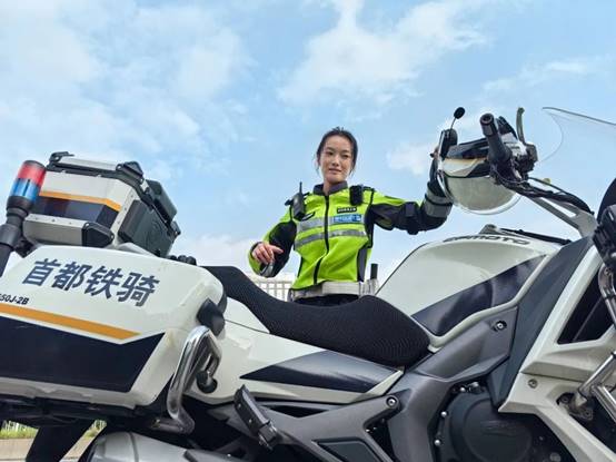 酷暑中背10多斤装备骑600斤摩托巡逻……北京女警铁骑又添新“警花”(图7)