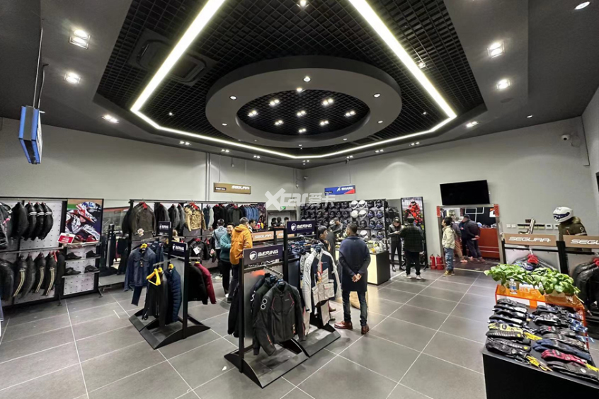 骐翼用品发布2024款SHARK头盔998元起(图2) 骐翼用品发布2024款SHARK头盔998元起(图2)