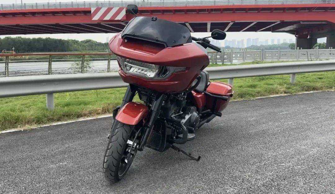 哈雷戴维森2024款公路滑翔:直男交友利器?(图1) 哈雷戴维森2024款公路滑翔:直男交友利器?(图1)