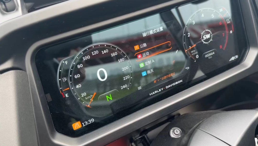 哈雷戴维森2024款公路滑翔:直男交友利器?(图4) 哈雷戴维森2024款公路滑翔:直男交友利器?(图4)
