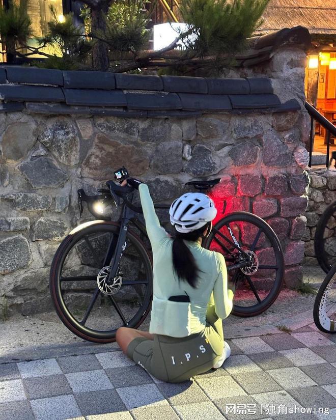 引领最新骑行装备搭配让你瞬间优雅个性展现身材(图2)