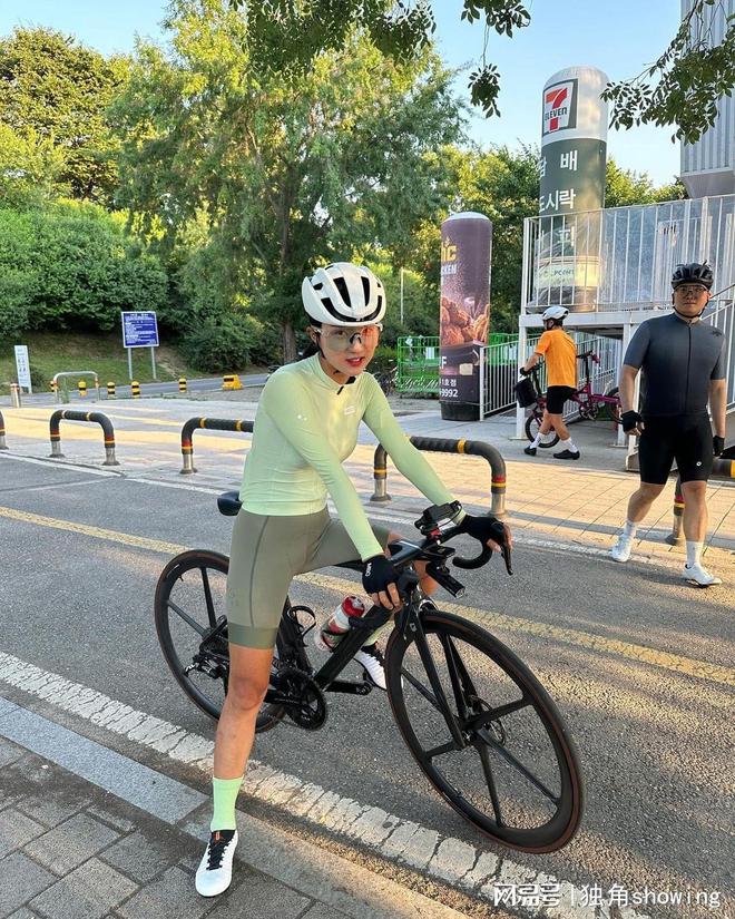 引领最新骑行装备搭配让你瞬间优雅个性展现身材(图1)
