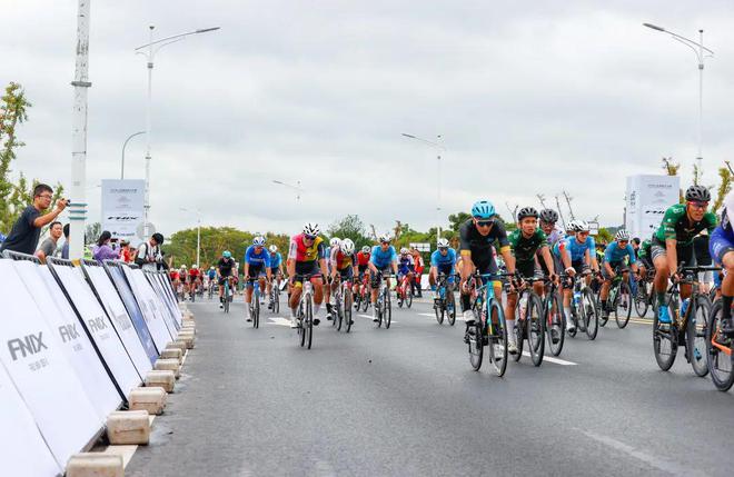 风驰电掣激情鏖战！2024环上海·新城自行车赛青浦—松江赛段精彩上演(图1)