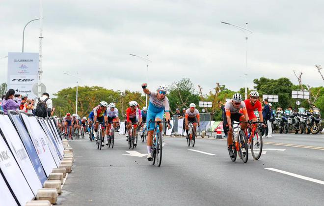 风驰电掣激情鏖战！2024环上海·新城自行车赛青浦—松江赛段精彩上演(图2)