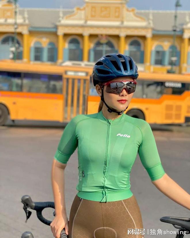 绿色骑行衣搭配褐色骑行短裤太酷了不但穿搭效果炫酷而且抢眼(图4) 绿色骑行衣搭配褐色骑行短裤太酷了不但穿搭效果炫酷而且抢眼(图4)