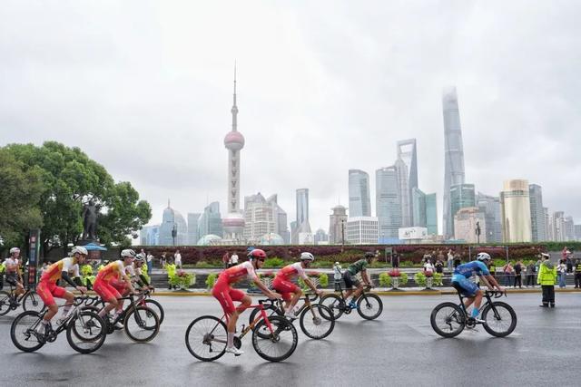 2024环上海·新城自行车赛盛大启幕外滩车手巡游展现景观赛事(图6)