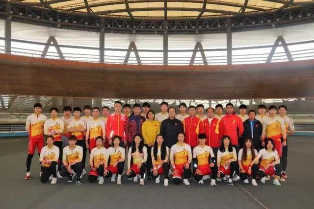 2024环上海·新城自行车赛盛大启幕外滩车手巡游展现景观赛事(图11)