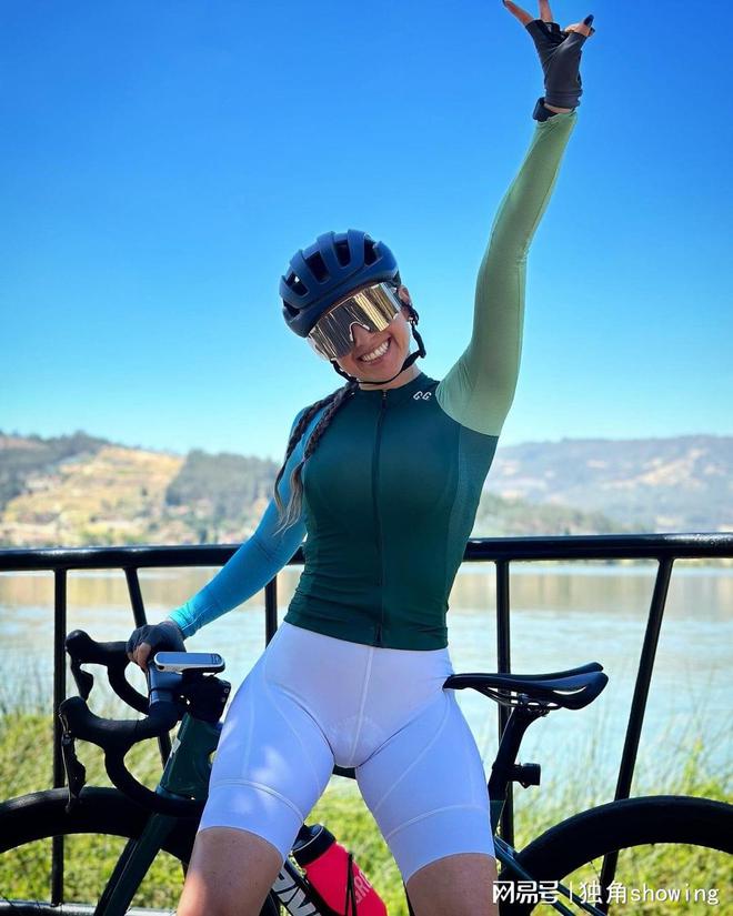 清新自然!绿色骑行服白色骑行短裤搭配身姿展示(图1) 清新自然!绿色骑行服白色骑行短裤搭配身姿展示(图1)