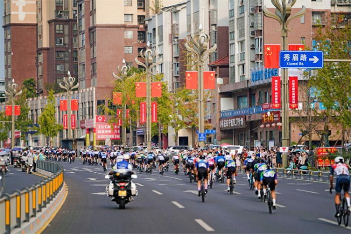 2024“环安居凤凰山”公路自行车精英赛在遂宁安居开赛(图5)