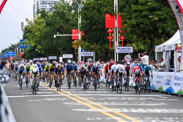 体育）自行车——2024年环广西公路自行车世界巡回赛开赛(图2)