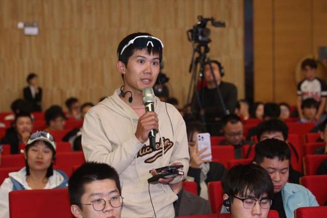 环法冠军中国行第一站华中科技大学举办骑行文化沙龙(图8) 环法冠军中国行第一站华中科技大学举办骑行文化沙龙(图8)