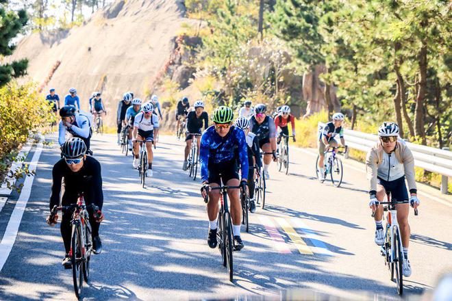 巨峰“追风”!2024“山海骑遇”自行车爬坡赛在青岛崂山开赛(图2) 巨峰“追风”!2024“山海骑遇”自行车爬坡赛在青岛崂山开赛(图2)