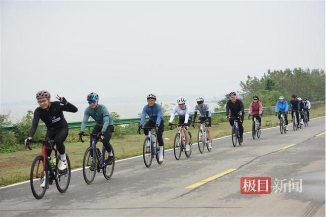 2024“湖光骑遇节暨梁子湖100K自行车嘉年华”活动圆满落幕(图2) 2024“湖光骑遇节暨梁子湖100K自行车嘉年华”活动圆满落幕(图2)