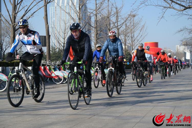 全民健身大拜年“龙腾2024燃动更好潍坊”百余市民自行车骑行