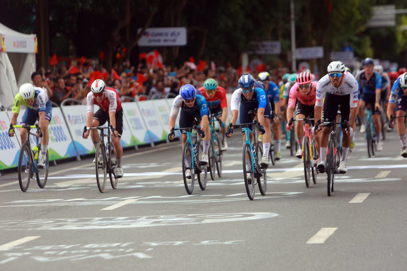 2024年“环广西世巡赛”骑进长寿之乡巴马