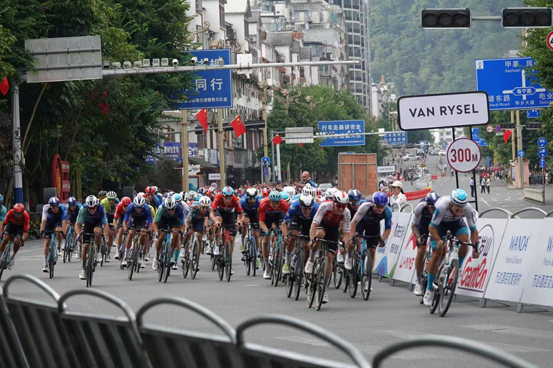 2024年“环广西世巡赛”骑进长寿之乡巴马(图2)