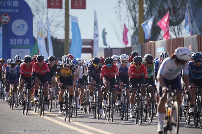 破风逐梦!2024年“环茶马古道”雅安公路自行车赛宝兴站开赛(图2) 破风逐梦!2024年“环茶马古道”雅安公路自行车赛宝兴站开赛(图2)