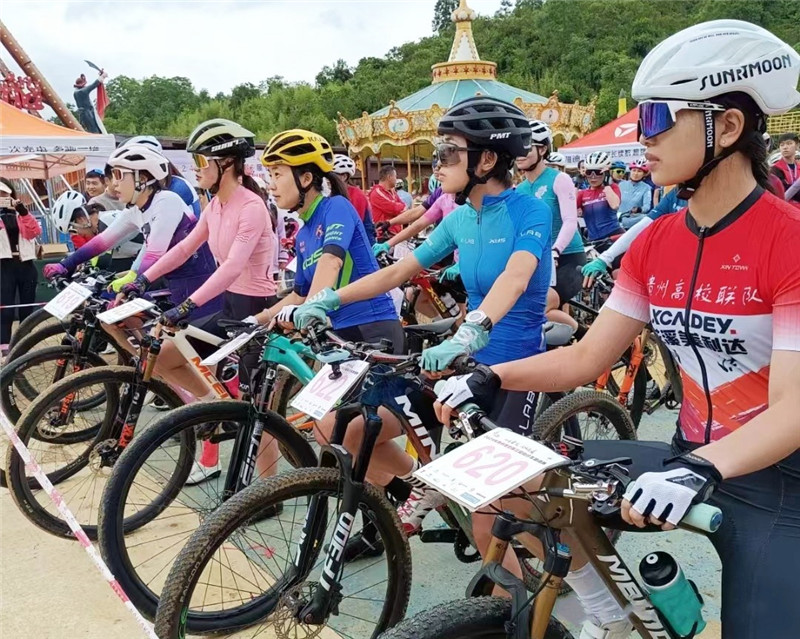 尽享骑游之乐普定举办自行车邀请赛(图2) 尽享骑游之乐普定举办自行车邀请赛(图2)