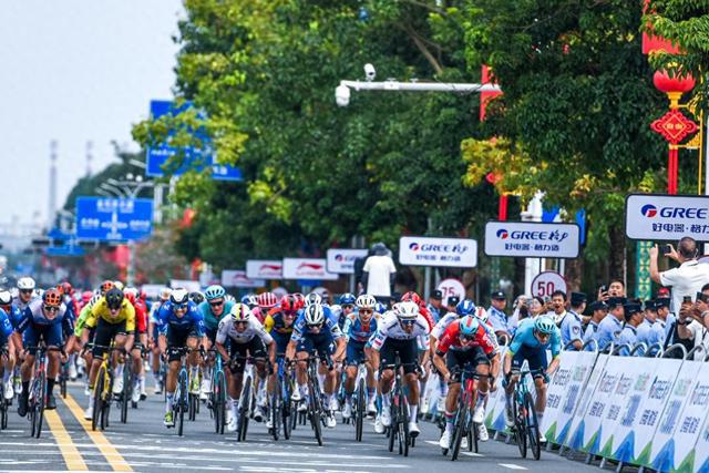 2024环广西公路自行车世界巡回赛揭幕战大集团冲刺乐透戴斯尼车队夺首胜(图1)