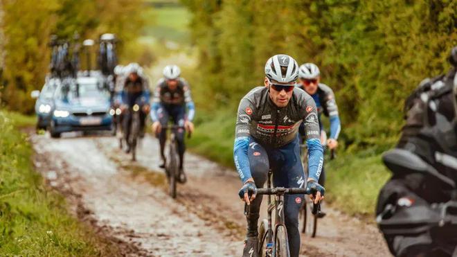 怎样理解越来越多年轻人穿着骑行服上班?(图6) 怎样理解越来越多年轻人穿着骑行服上班?(图6)