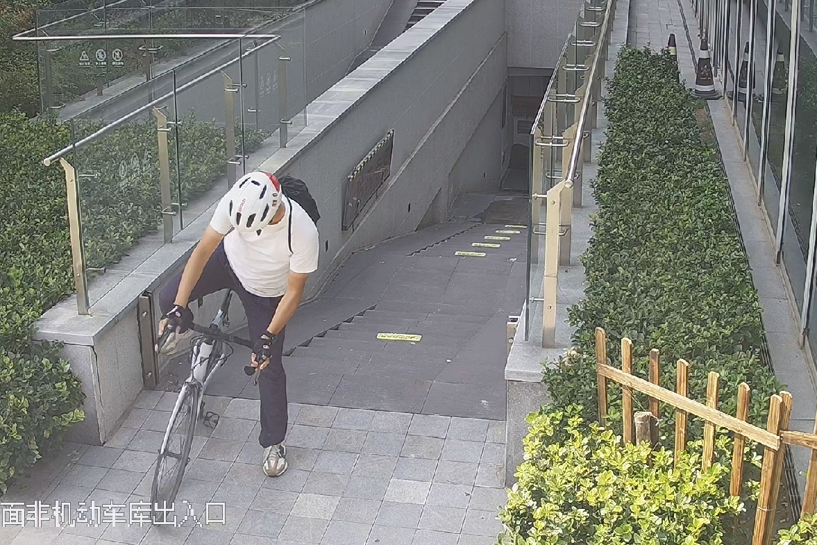 看到近万元的公路自行车积灰男子盗车狂飙17公里被抓(图2)