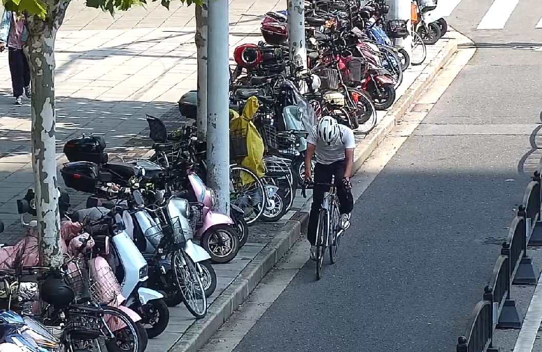 看到近万元的公路自行车积灰男子盗车狂飙17公里被抓(图4)