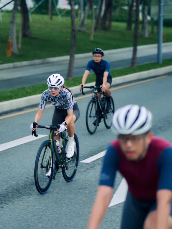 骑行穿西装？上海你真的太超前了！(图2)