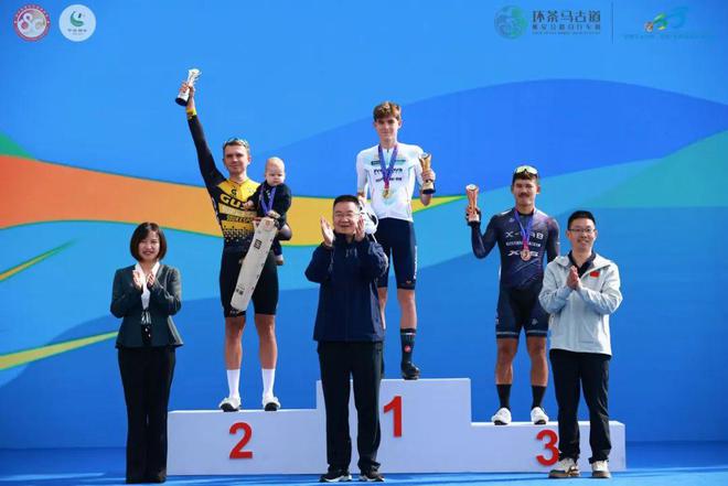 雨城时间到！首站鸣枪2024年“环茶马古道”雅安公路自行车赛雨城站开赛(图3)