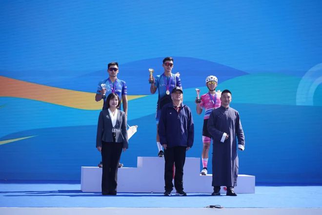 雨城时间到！首站鸣枪2024年“环茶马古道”雅安公路自行车赛雨城站开赛(图4)