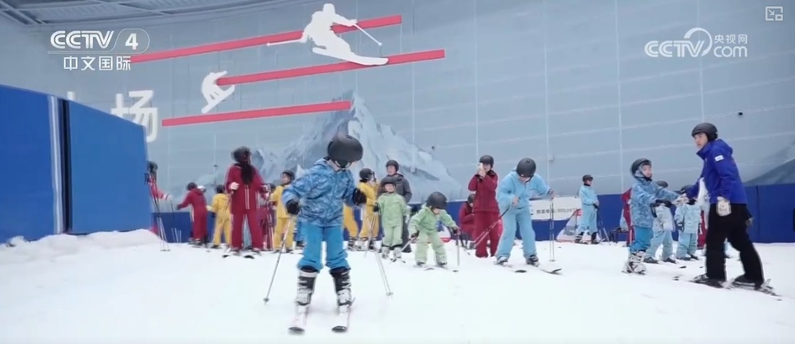 “滑雪+旅游”“滑雪+赛事”美食”……“冷冰雪”助燃“热经济”(图9) “滑雪+旅游”“滑雪+赛事”美食”……“冷冰雪”助燃“热经济”(图9)