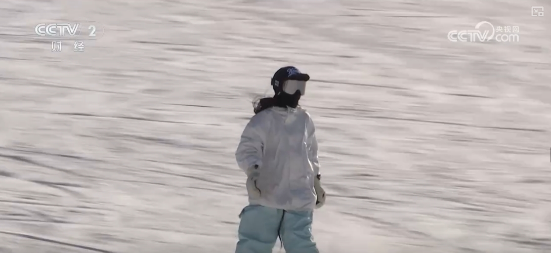 “滑雪+旅游”“滑雪+赛事”美食”……“冷冰雪”助燃“热经济”(图14) “滑雪+旅游”“滑雪+赛事”美食”……“冷冰雪”助燃“热经济”(图14)