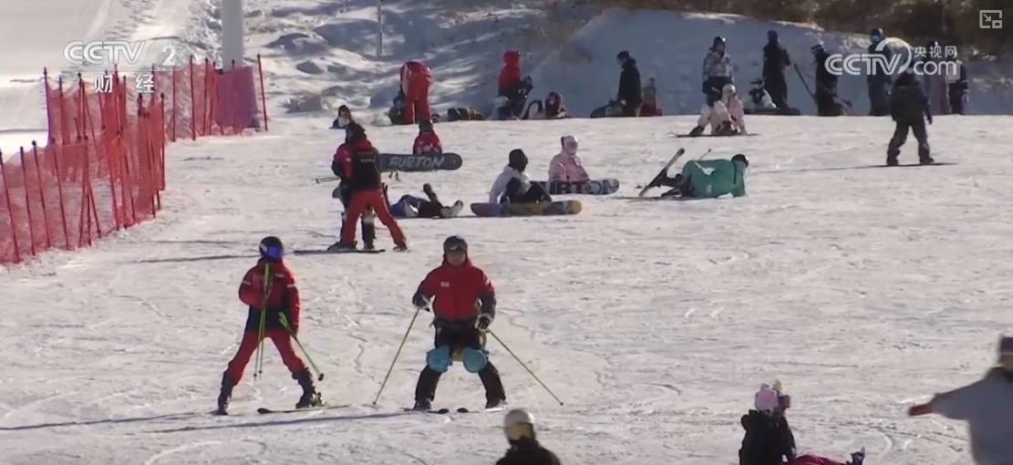 “滑雪+旅游”“滑雪+赛事”美食”……“冷冰雪”助燃“热经济”(图13) “滑雪+旅游”“滑雪+赛事”美食”……“冷冰雪”助燃“热经济”(图13)