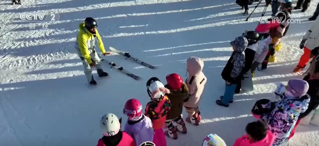 “滑雪+旅游”“滑雪+赛事”美食”……“冷冰雪”助燃“热经济”(图15) “滑雪+旅游”“滑雪+赛事”美食”……“冷冰雪”助燃“热经济”(图15)