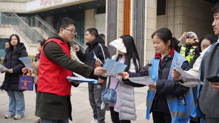 成都市新都区举行2024年全国交通安全日主题活动提升市民交通安全意识(图3)