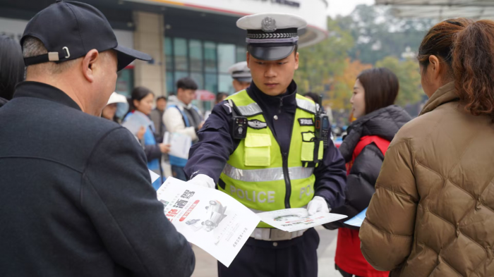 成都市新都区举行2024年全国交通安全日主题活动提升市民交通安全意识(图2)