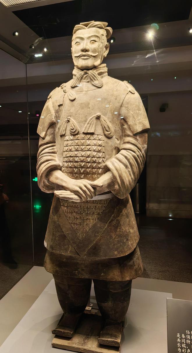 自1994年以来首次发掘出罕见“将军俑”高级军吏俑长什么样(图1)