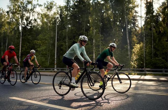 10万买自行车40万买装备！跟风上路的中产混不动骑行圈(图7)