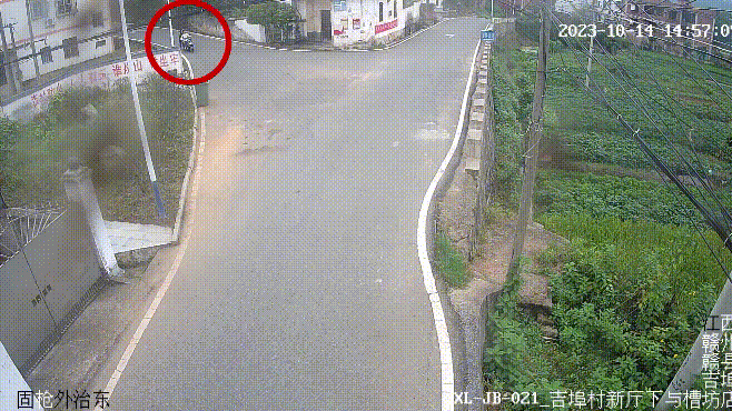 “小孩哥”骑车载人摔伤交警及时救助！会骑≠能骑开学骑行请注意！(图3)