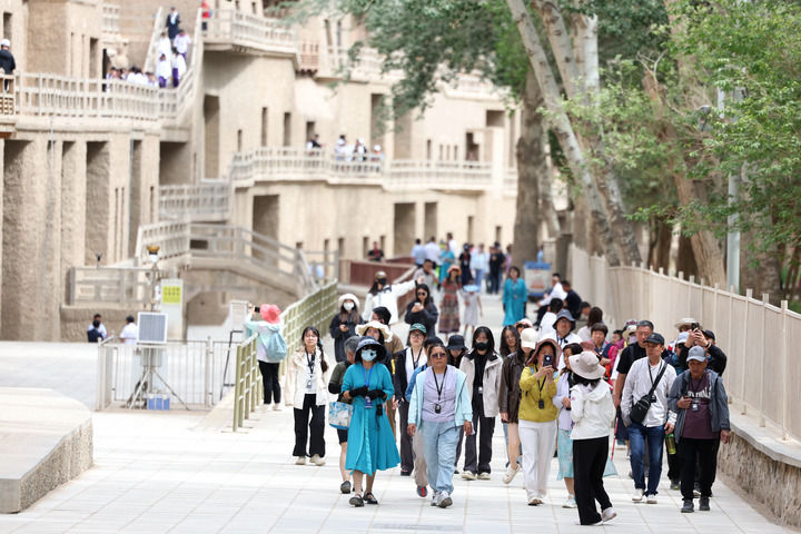 中国之城｜敦煌：镶嵌在沙漠里的绿宝石(图4)