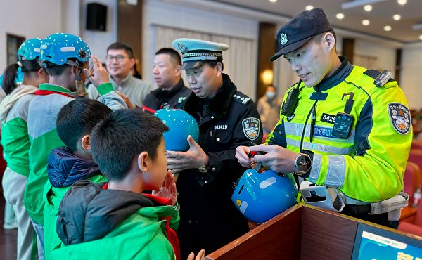 哈啰捐赠爱心头盔示范正确佩戴方式(图1)