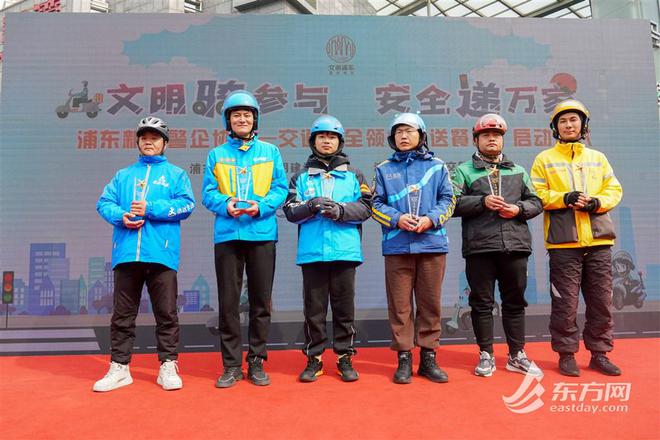 “双零”外卖骑手获颁奖警企聚集骑手安全打造平安配送新模式(图2)
