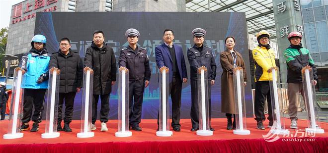 “双零”外卖骑手获颁奖警企聚集骑手安全打造平安配送新模式(图1)